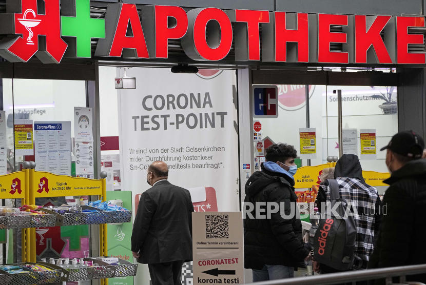 Seorang pria masuk ke apotek yang menawarkan tes corona di Gelsenkirchen, Jerman, Jumat, 12 November 2021. Di Eropa, Jerman menjadi negara kelima yang kasus kematian Covid-19 di atas 100 ribu. 