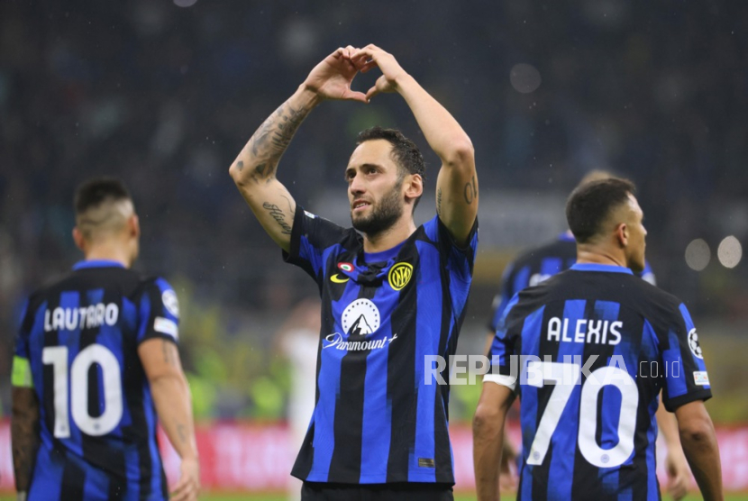 Gelandang Inter Milan Hakan Calhanoglu mencetak kemenangan untuk timnya saat melawan RB Salzburg. 