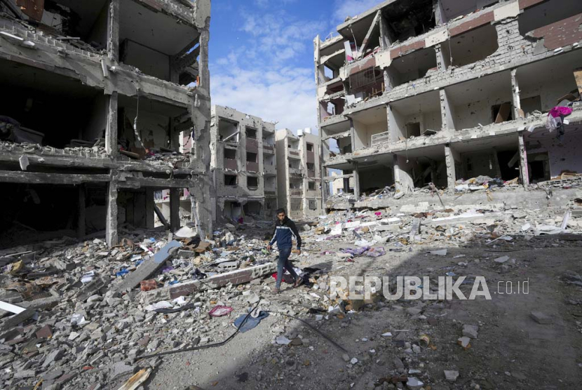 Warga Palestina mengunjungi rumah mereka yang hancur akibat pemboman Israel di tenggara Kota Gaza pada Selasa, 28 November 2023. di hari kelima gencatan senjata sementara antara Hamas dan Israel.