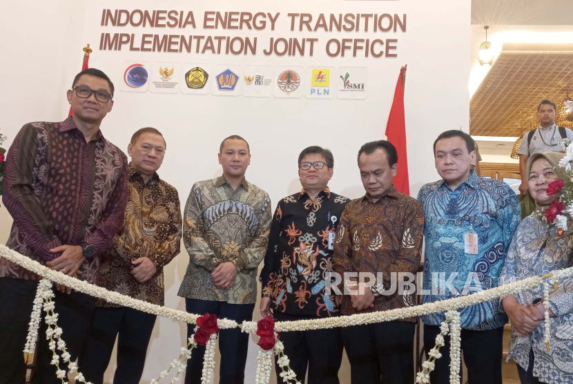 PLN (Persero) bersama Satuan Tugas Transisi Energi Nasional (Satgas TEN) meluncurkan rumah bersama Indonesia Energy Transition Implementation Joint Office  untuk mempercepat upaya transisi energi di Indonesia pada Rabu (17/1/2024). 