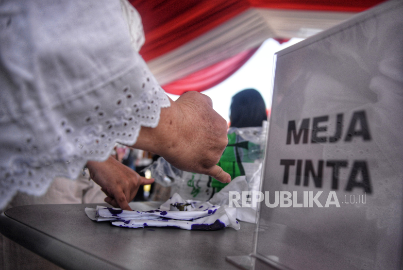 Warga mengikuti simulasi pemungutan dan perhitungan suara untuk pilkada tahun 2024 