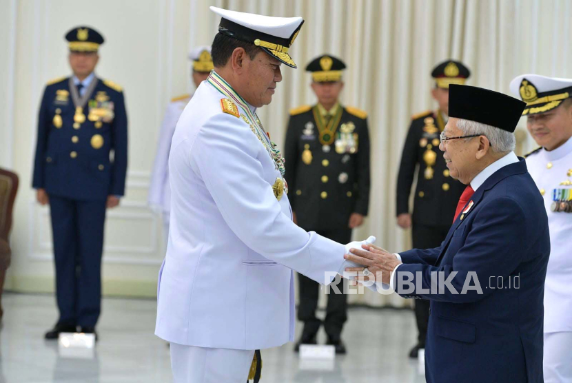 Wakil Presiden KH Maruf Amin menyematkan Tanda Kehormatan Bintang Yudha Dharma Utama kepada Panglima TNI Laksamana TNI Yudo Margono di Istana Wapres, Jakarta Pusat, Selasa (14/11/2023). 