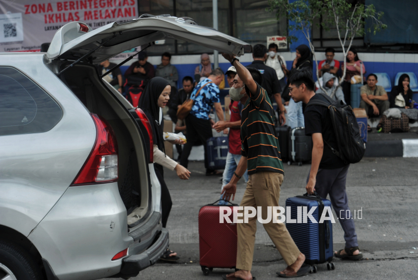 Pemudik melintasi jalan tol Palimanan-Kanci (Palikanci) (ilustrasi). Dokter mengingatkan pemudik untuk melakukan peregangan 1-2 jam saat perjalanan untuk mengurangi risiko pembekuan darah.