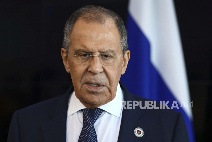 Dalam foto yang dirilis oleh Layanan Pers Kementerian Luar Negeri Rusia ini, Menteri Luar Negeri Rusia Sergey Lavrov berbicara kepada wartawan Rusia setelah KTT Kawasan Perdagangan Australia-Selandia Baru (AANZTA) ASEAN di Phnom Penh, Kamboja, Ahad, 13 November 2022.
