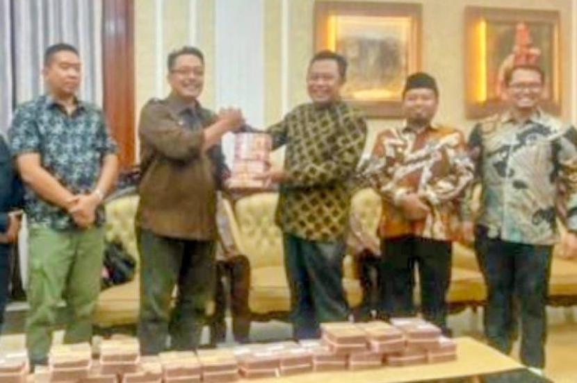 Kejari Bondowoso serahkan uang pengembalian kasus korupsi ke pemda.