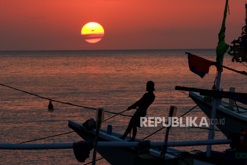 Nelayan beraktivitas diatas kapal saat matahari terbenam, (ilustrasi). BNI mendorong ekosistem digital bagi nelayan.