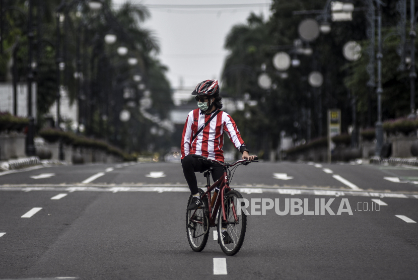 Warga beraktivitas di kawasan Jalan Asia Afrika, Kota Bandung, Sabtu (18/4). Kebijakan Pembatasan Sosial Berskala Besar (PSBB) untuk Bandung Raya meliputi Kota Bandung, Kota Cimahi, Kabupaten Bandung, Kabupaten Bandung Barat dan Kabupaten Sumedang disetujui oleh Menteri Kesehatan dan mulai diterapkan pada Rabu (22/4) pukul 00