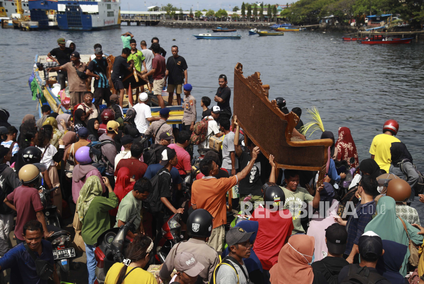 Sejumlah pemudik antre untuk naik ke kapal antarpulau tujuan Pulau Moti di Pelabuhan Bastiong Ternate, Maluku Utara, Senin (8/4/2024). 
