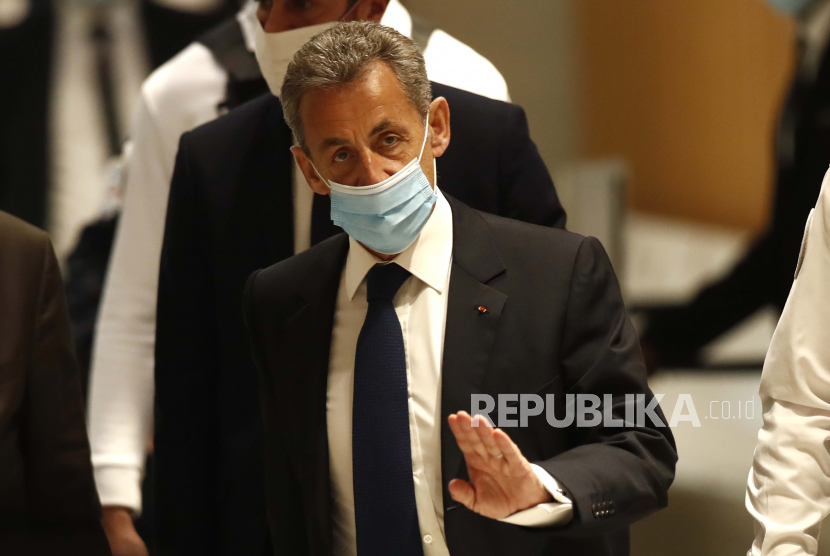  Mantan Presiden Prancis Nicolas Sarkozy tiba di ruang sidang Senin, 1 Maret 2021 di Paris. Vonis itu diharapkan dalam pengadilan korupsi dan penjajakan pengaruh yang telah menempatkan mantan Presiden Prancis Nicolas Sarkozy dalam risiko hukuman penjara jika dia terbukti bersalah. Sarkozy, yang menjabat presiden 2007-2012, dengan tegas membantah semua tuduhan terhadapnya selama persidangan 10 hari yang berlangsung pada akhir tahun lalu.