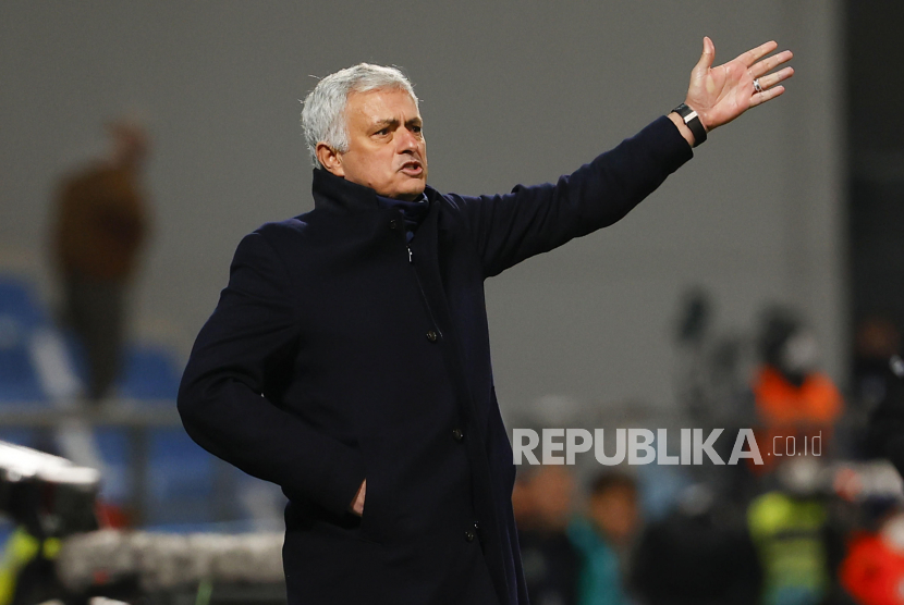 Reaksi pelatih kepala Roma Jose Mourinho selama pertandingan sepak bola Serie A Italia antara AS Sassuolo Calcio dan AS Roma di Reggio Emilia, Italia, 13 Februari 2022.