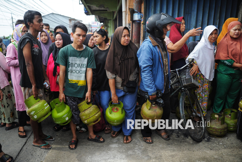 Warga antre untuk membeli gas elpiji 3 kilogram bersubsidi di salah satu pangkalan di Kawasan Bojong Gede, Kab Bogor, Jawa Barat, Selasa (4/2/2025). Sejumlah warga mengeluhkan kebijakan pemerintah yang melarang penjualan elpiji di pengecer/warung karena hal ini  menyulitkan masyarakat. Seorang warga Egi Kusuma (45) yang sudah menganti sejak pukul 06.00 pagi berharap semoga pasokan/penjualan gas bisa kembali normal sehingga mudahan masyarakat kecil dan tidak perlu menghabiskan waktu dan tenaga hanya untuk berburu gas.