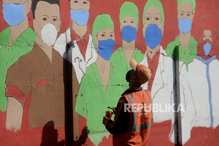 Petugas PPSU Bukit Duri menyelesaikan pembuatan mural terkait tenaga kesehatan yang berjuang lawan Covid-19. Pada Jumat (28/8), diumumkan penambahan kasus konfirmasi positif Covid-19 capai 3.003 kasus positif.