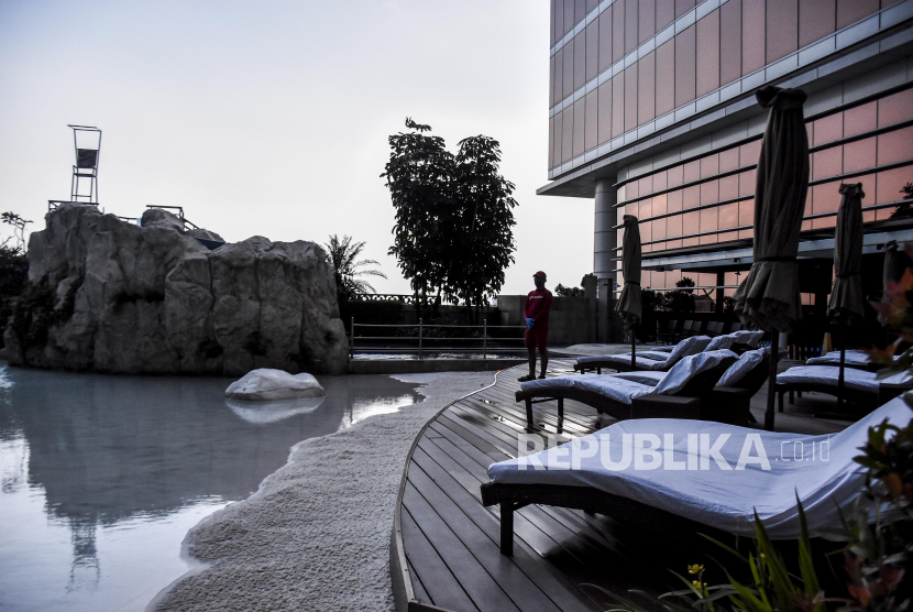 Pekerja beraktivitas di area kolam renang sebuah hotel di Kota Bandung, Kamis (11/6). Pengusaha perhotelan di Indonesia sebagian besar masih memilih wait and see untuk kembali beroperasi.