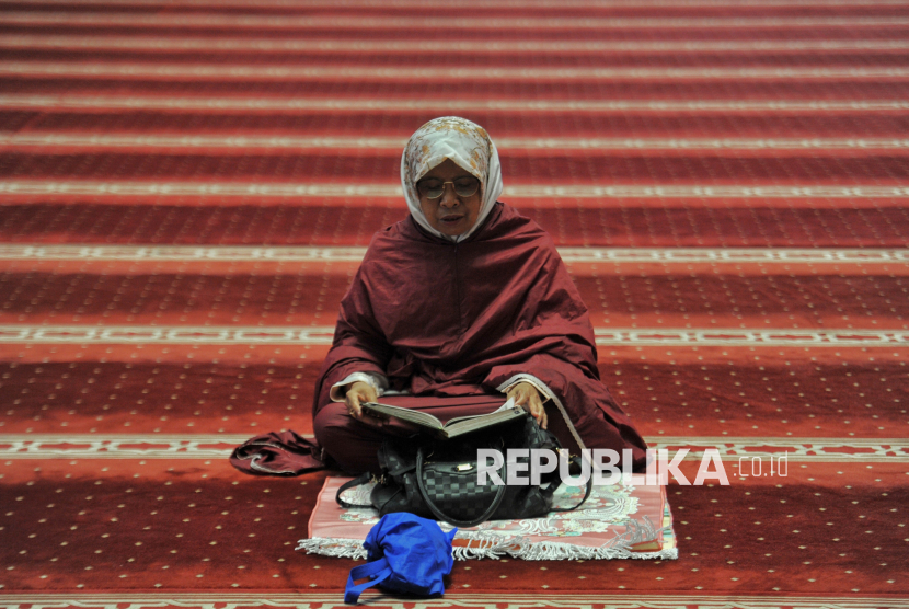 Jamaah membaca Al-Quran di Masjid Istiqlal, Jakarta, Ahad (2/3/2025). Selama bulan suci Ramadhan, seluruh umat muslim dianjurkan untuk meningkatkan amal ibadah, salah satunya dengan melakukan tadarus atau membaca dan mengkhatamkan Al-Quran.