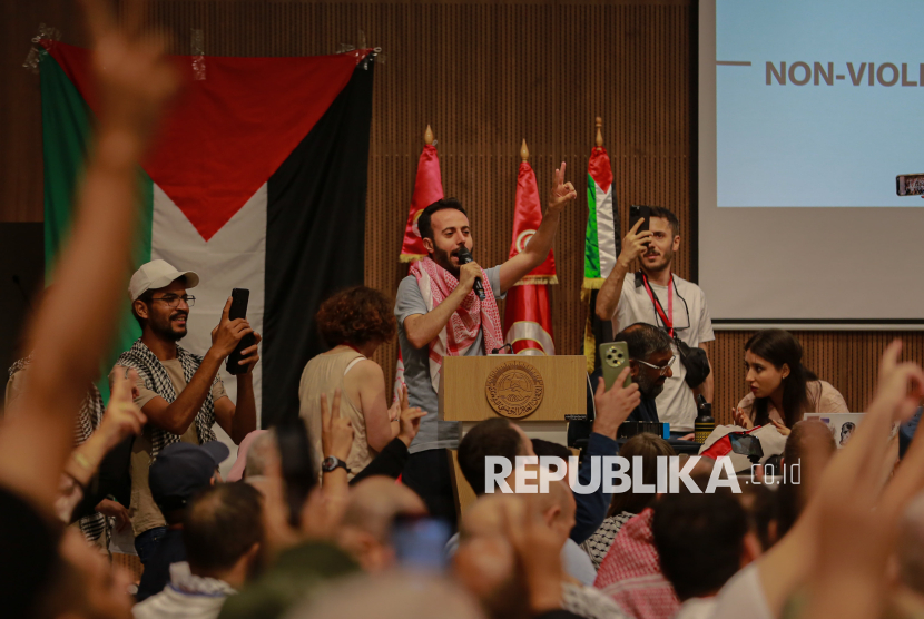 Relawan dari puluhan negara yang tergabung dalam Global Sumud Flotilla mengikuti Pelatihan Non-Kekerasan dalam misi kemanusiaan Menembus Blokade Gaza di Gedung General Union of Tunisian Worker, Tunisia, Selasa (2/9/2025). Para relawan dari 44 negara ini termasuk sebanyak sekitar 30 relawan dari Indonesia yang tergabung dalam Indonesia Global Peace Convoy (IGPC) nantinya akan mengikuti pelayaran melalui jalur laut Mediterania dalam rangka mengantar bantuan kemanusiaan bagi warga Gaza. Sebelum ber