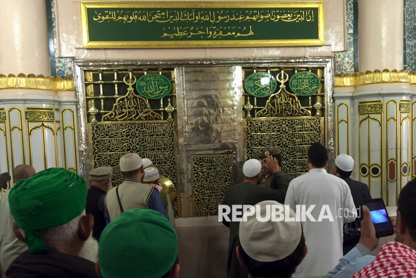 Umat muslim mengunjungi makam nabi Muhammad SAW (Raudhah) di Masjid Nabawi, Madinah, Arab Saudi.