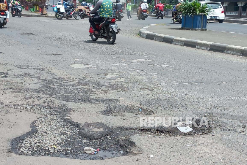 Kondisi jalan yang mengalami kerusakan di ruas Jalan Jenderal Sudirman, Kranji, Kota Bekasi, Ahad (19/2/2023). 