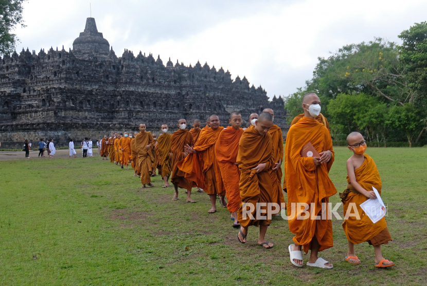 Sejumlah Samanera (Bhiksu kecil) berbaris di depan Candi Borobudur. Candi tersebut akan steril dari pengunjung pada Kamis (1/6/2023) pukul 13.00.