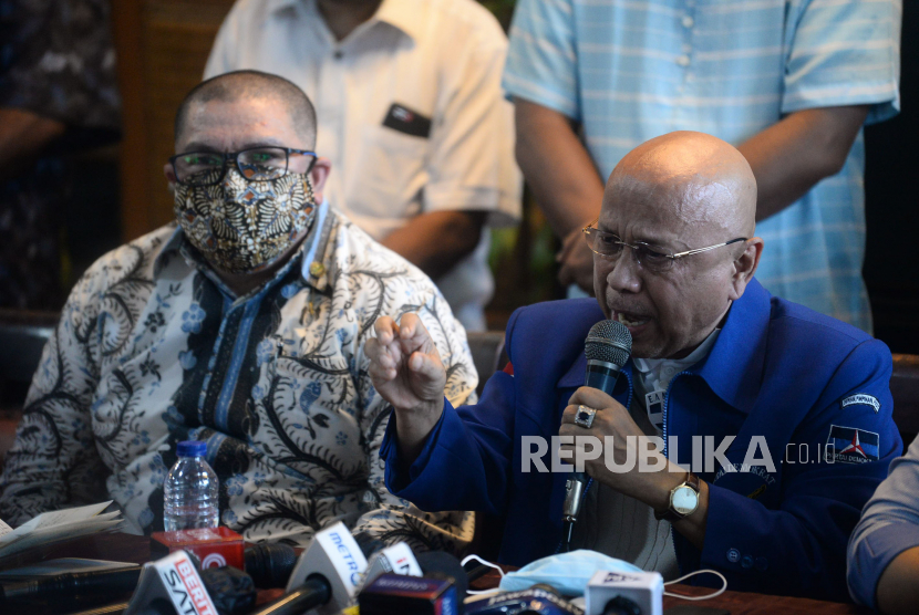 Partai Demokrat yang menggagas Kongres Luar Biasa (KLB) Demokrat Deli Serdang Darmizal memberikan keterang pers di Jakarta, Selasa (9/3). 