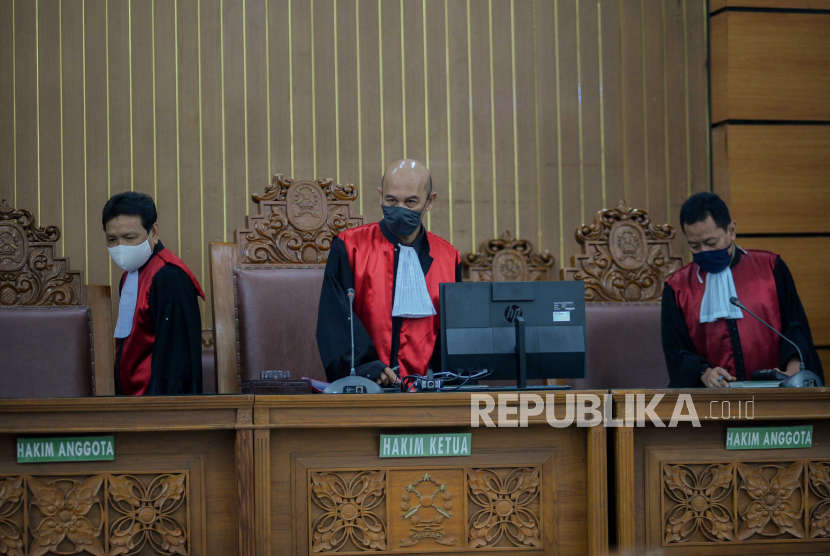 Hakim Ketua Nazar Effriandi (tengah) memimpin sidang Peninjauan Kembali (PK) atas kasus pengalihan hak tagih (cessie) Bank Bali terhadap terpidana buron Djoko Tjandra di Pengadilan Negeri Jakarta Selatan, Jakarta. (ilustrasi)