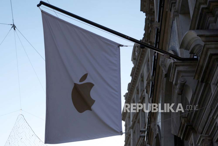 An Apple flag outside an Apple store in London, Britain, 09 January 2024. Apple may be brought to court in the UK over its Batterygate scandal. Apple has begun paying compensation in the US after admitting batteries in its iPhones older models began losing power. The case in the UK is seeking 853 million British pounds in compensation for customers who bought iPhones whose batteries ran short prematurely.  