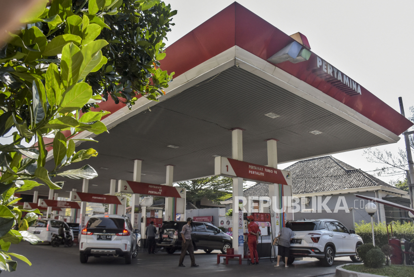 Sejumlah pengendara antre untuk mengisi bahan bakar minyak (BBM) di SPBU Pertamina Riau, Jalan LLRE Martadinata, Kota Bandung, Kamis (25/8/2022). Pemerintah berencana akan menaikkan harga bahan bakar minyak (BBM) subsidi pertalite dan solar dalam waktu dekat. Kenaikan harga tersebut tak lepas dari kuota BBM yang menipis dan dana subsidi membengkak Rp502 triliun dari proyeksi awal Rp170 triliun. Republika/Abdan Syakura