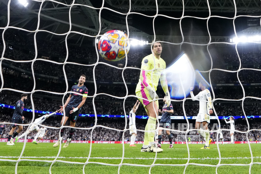 Federico Valverde dari Real Madrid merayakan gol ketiga timnya pada pertandingan sepak bola leg pertama perempat final Liga Champions antara Real Madrid dan Manchester City di stadion Santiago Bernabeu di Madrid, Spanyol,Rabu (10/4/2024). Dini hari WIB.