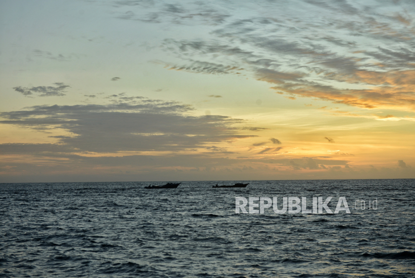 Pemandangan matahari terbenam di Pantai Kastel, Kecamatan Ternate Pulau, Kota Ternate, Maluku Utara.