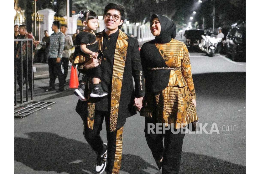 Pasangan selebritas Atta Halilintar dan Aurel Hermansyah gunakan batik peringati Hari Batik Nasional Senin (2/10/23).  