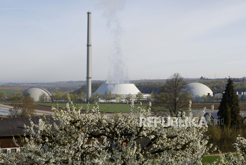  Pembangkit listrik tenaga nuklir Neckarwestheim di Neckarwestheim, Jerman, Senin (10/4/2023).