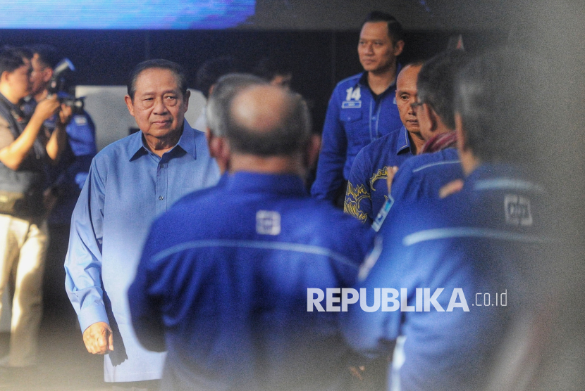 Pendiri Partai Demokrat sekaligus Presiden RI ke-6 Susilo Bambang Yudhoyono (SBY) saat menghadiri acara pengumuman dan pengenalan Pengurus Dewan Pimpinan Pusat (DPP) Partai Demokrat periode 2025-20230 di kantor DPP Partai Demokrat, Jakarta, Ahad (23/3/2025). Dalam kepengurusan tersebut Ketua Umum Partai Demokrat Agus Harimurti Yudhoyono (AHY) menunjuk Herman Khaeron sebagai Sekretaris Jenderal dan Irwan Fecho sebagai Bendahara Umum Partai Demokrat. AHY juga menunjuk tujuh Wakil Ketua Umum (Waketum) partai untuk periode 2025-2030, salah satu yang ditunjuk yakni Edhie Baskoro Yudhoyono (Ibas). Sedangkan pendiri Partai Demokrat sekaligus Presiden RI ke-6 Susilo Bambang Yudhoyono (SBY) kembali terpilih menjadi Ketua Majelis Tinggi Partai.