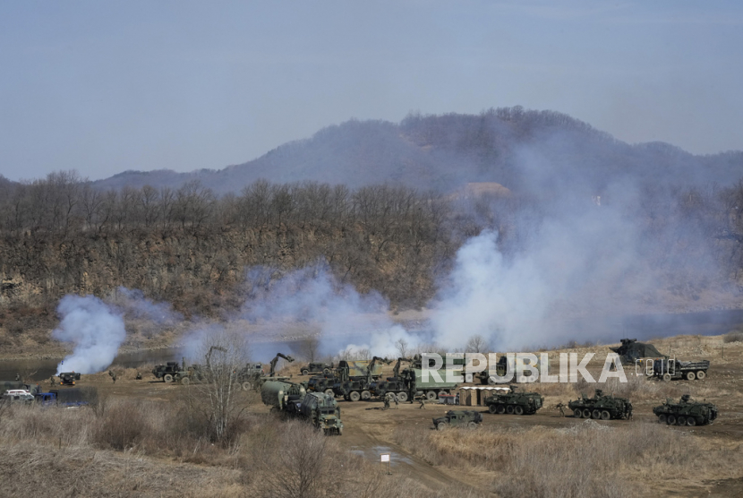  Kendaraan lapis baja Angkatan Darat A.S. bersiap untuk menyeberangi sungai Hantan di lapangan latihan di Yeoncheon, dekat perbatasan dengan Korea Utara, Senin (13/3/2023). Militer Korea Selatan dan A.S. meluncurkan latihan militer gabungan terbesar mereka dalam beberapa tahun pada hari Senin.