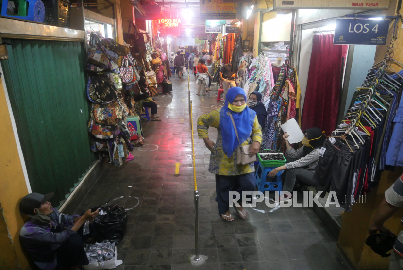 Pembeli menggunakan masker di Pasar Beringharjo, Yogyakarta, Jumat (4/9). Protokol kesehatan menjadi faktor penentu selama pemulihan ekonomi.