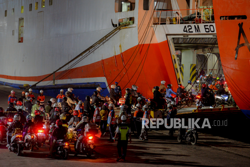 Pemudik motor antre sebelum menaiki kapal di Pelabuhan Ciwandan, Cilegon, Banten, Rabu (19/4/2023) dini hari. 