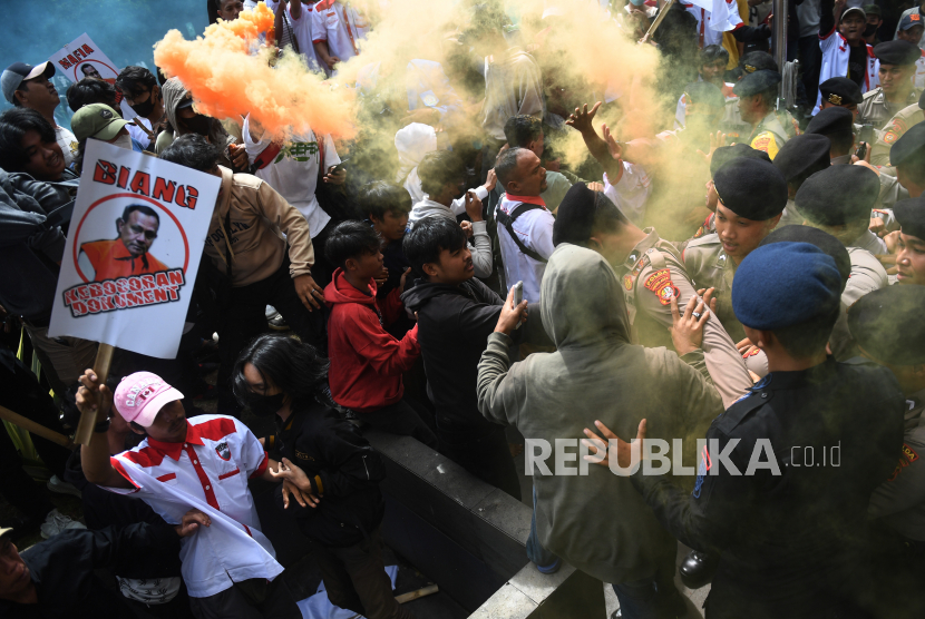 Pengunjuk rasa saling dorong dengan polisi saat mecoba menerobos masuk Gedung Merah Putih KPK di Jakarta, Selasa (11/4/2023). Unjuk rasa menuntut mundurnya Ketua KPK Firli Bahuri yang pada hari ini diperiksa oleh Dewan Pengawas KPK. 