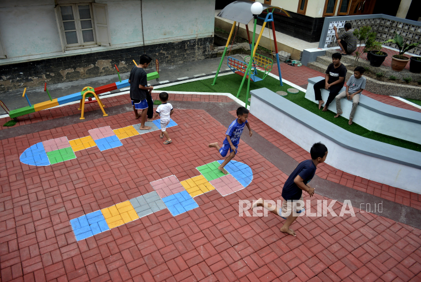 Sejumlah anak bermain di Taman Cinunuk, Wanaraja, Kabupaten Garut, Jawa Barat, Jumat (18/12/2020). Kabupaten Garut membangun dan menyedikan ruang terbuka publik di kawasan pemukiman padat yang dapat dimanfaatkan oleh masyarakat dan meningkatkan taraf kebahagiaan masyarakat secara umum. 