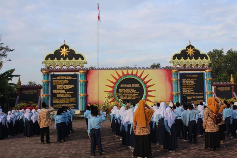 Para pelajar sekolah dasar atau tingkat Bustanul Ula di area Pondok Pesantren Shiddiqiyyah.(Foto: Elok Aprianto)