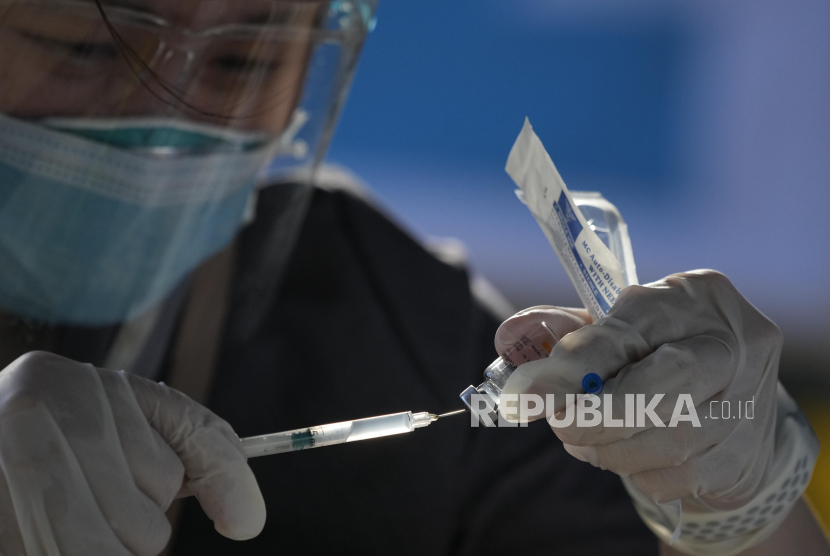 Seorang petugas menyiapkan Vaksin Covid-19 Sinovac atau vaksin produksi China.