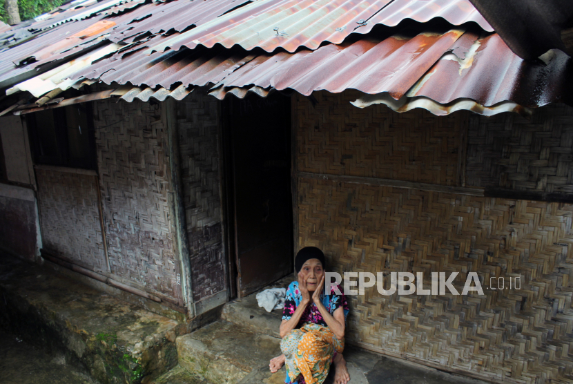 Siti Aisyah (73 tahun) duduk di depan rumahnya yang terbuat dari bilik bambu di RT 03/03 Kelurahan Tegalgundil, Kecamatan Bogor Utara, Kota Bogor, Jawa Barat, Selasa (23/2/2021). Kementerian Pekerjaan Umum dan Perumahan Rakyat (PUPR) telah menyiapkan anggaran sebesar Rp2 triliun untuk merenovasi sekitar 114 ribu rumah tidak layak huni pada tahun 2021. 