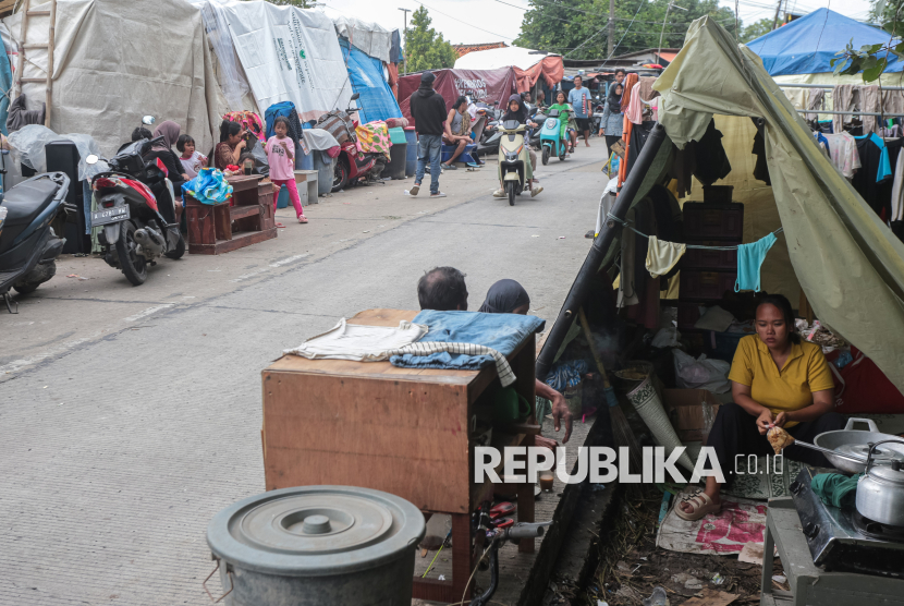 Rumahnya Terendam Banjir Setinggi 1 Meter, Warga Kampung Selawe Carenang Terpaksa Mengungsi