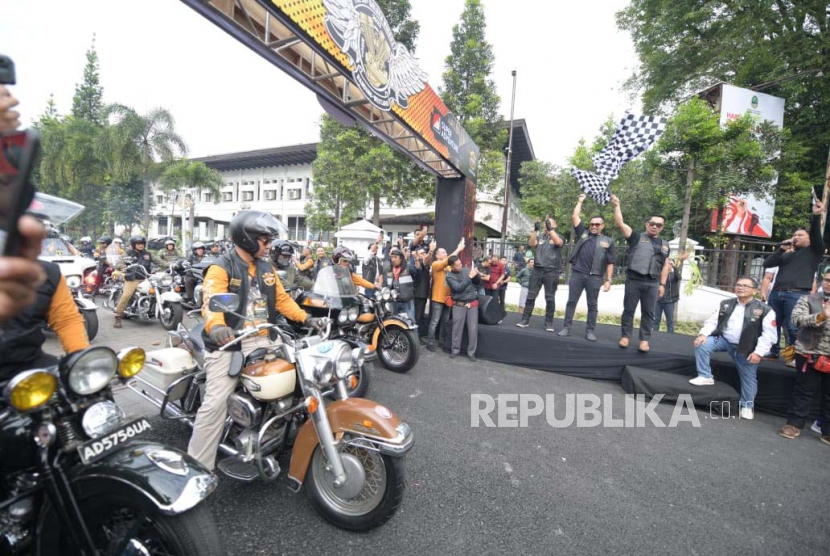 Gubernur Jawa Barat Ridwan Kamil melepas komunitas motor gede (moge) Harley-Davidson yang akan mengikuti kegiatan 