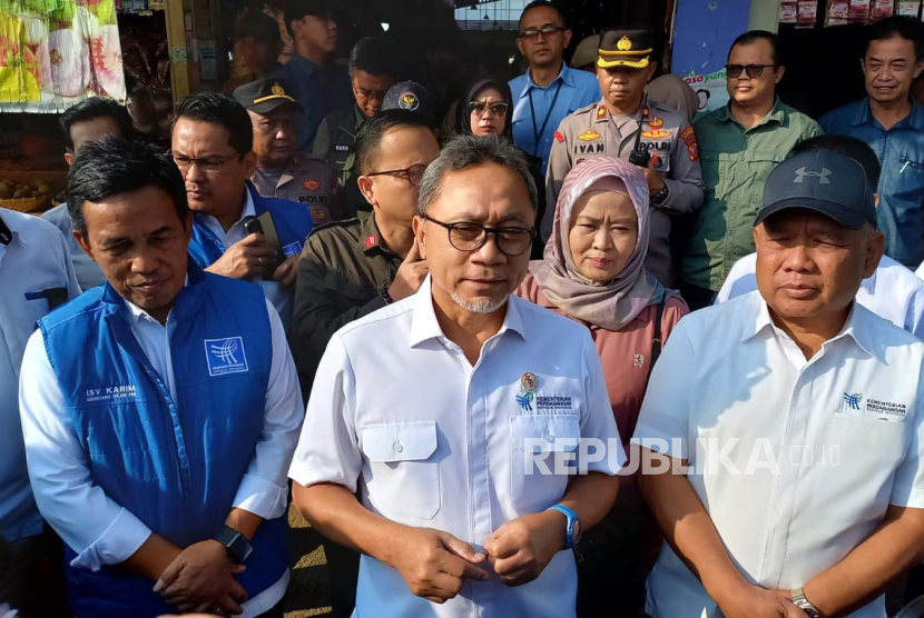 Menteri Perdagangan (Mendag) Zulkifli Hasan meninjau harga bahan pokok di Pasar Sehat Soreang, Kabupaten Bandung, Selasa (26/3/2024). 