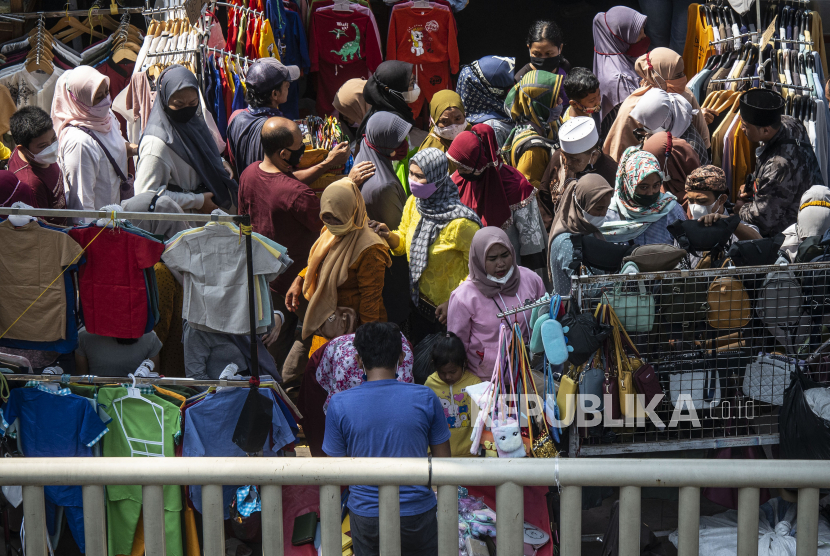 Warga memadati kawasan Jembatan Penyeberangan Multiguna atau Skybridge Tanah Abang di Jakarta, Kamis (29/4/2021). H-13 menjelang Hari Raya Idul Fitri 1442 Hijriah kawasan tersebut mulai dipadati warga untuk berbelanja berbagai kebutuhan. 