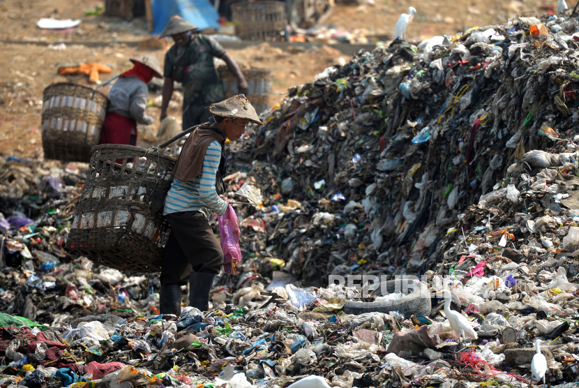 Pemulung mencari sampah daur ulang pada tumpukan sampah pembuangan terakhir di Tempat Pembuangan Akhir (TPA) Piyungan, Bantul, Yogyakarta.