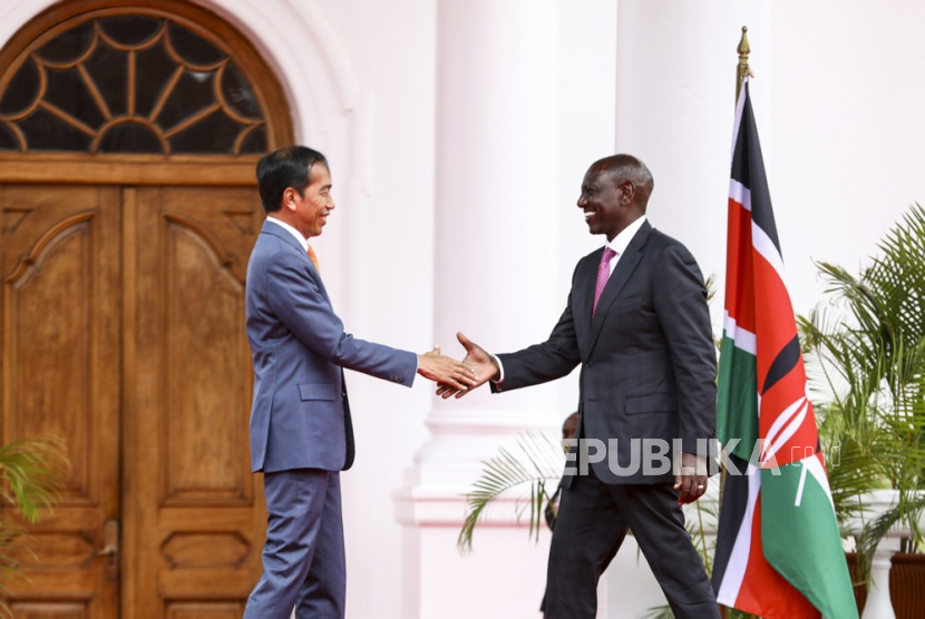  Presiden RI Joko Widodo menyalami Presiden Kenya William Ruto.