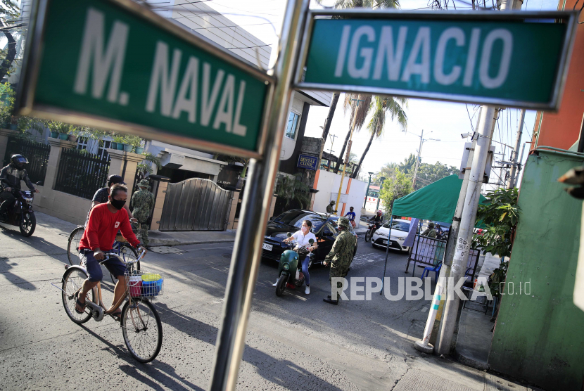 Petugas kepolisian Filipina melakukan pos pemeriksaan selama penguncian di Kota Navotas, Filipina, 16 Juli 2020. Filipina kembali terapkan lockdown menyusul terus melonjaknya kasus Covid-19. Ilustrasi. 