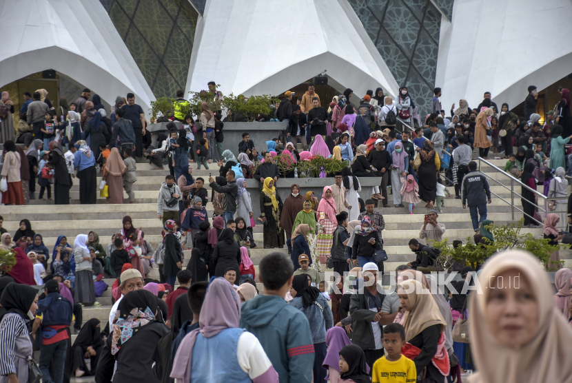 Pengunjung beraktivitas di area halaman Masjid Raya Al Jabbar, Gedebage, Kota Bandung, Sabtu (7/1/2023). 