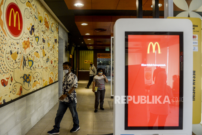 Sejumlah pengunjung saat beraktivitas di gerai makanan cepat saji McDonald