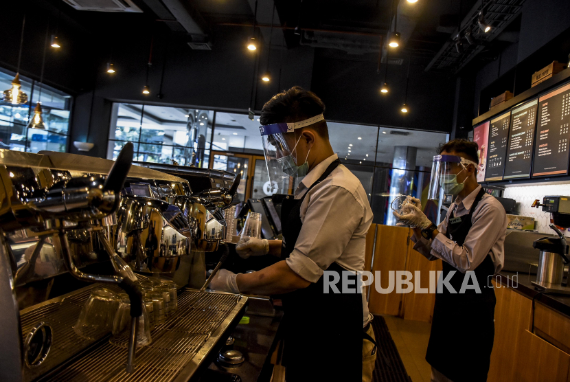Pegawai mengenakan pelindung wajah (face shield) beraktivitas di Maxx Coffee, Jalan Merdeka, Kota Bandung.
