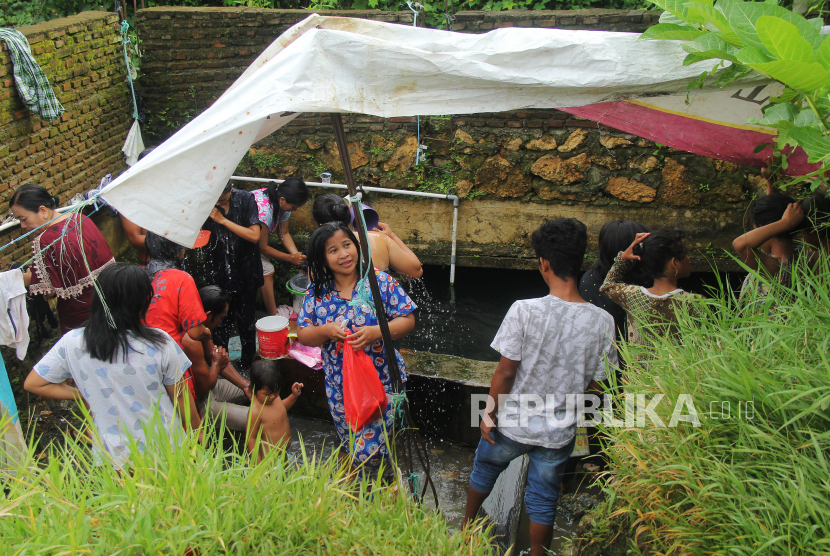 ITB memberikan bantuan alat ultrafiltrasi penyediaan air minum bagi warga terdampak gempa. Foto, sejumlah pengungsi anteri mengambil air bersih di tempat pengungsian di Mamuju, Sulawesi Barat (ilustrasi)